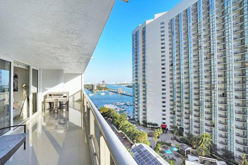 Some Like It Hot! Skyline & Water Views 4br Apartment
