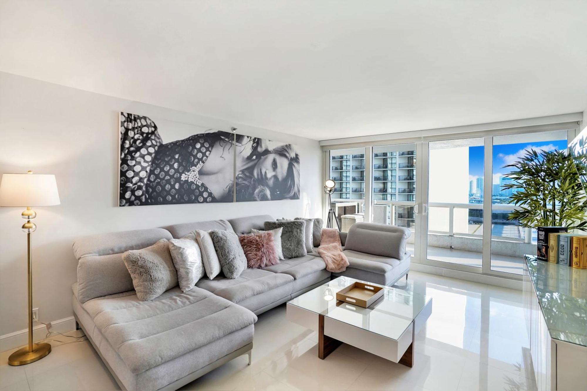 Some Like It Hot! Skyline & Water Views 4br Apartment